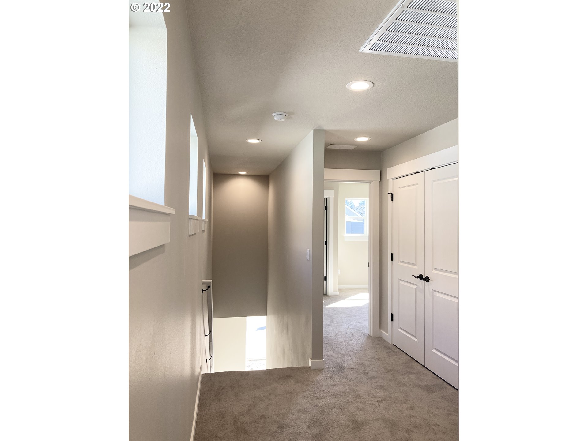 7250 South Ridge Way Ridgefield, WA 98642 - Photo 7 of 16 a view of a hallway