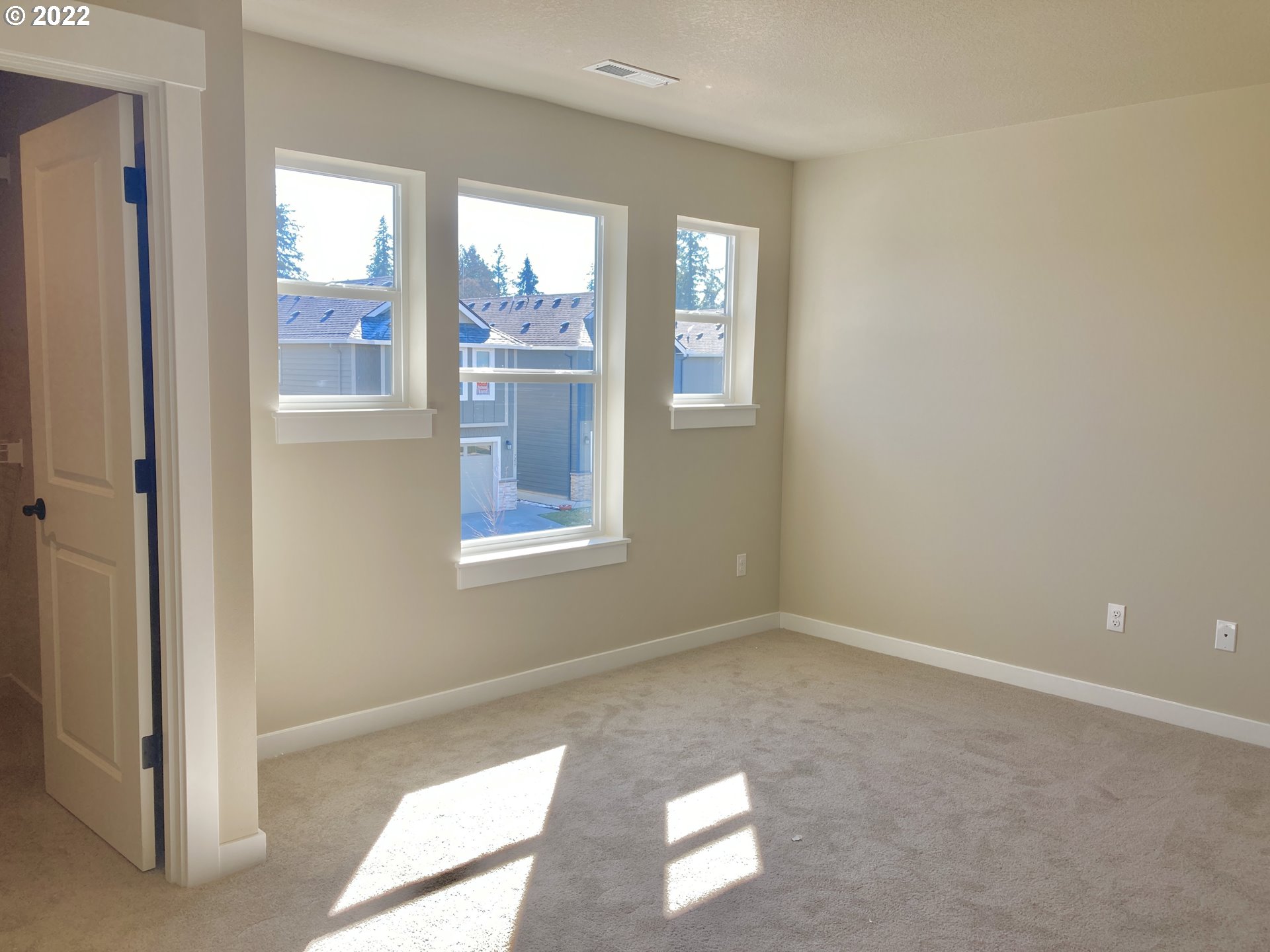7250 South Ridge Way Ridgefield, WA 98642 - Photo 9 of 16 a view of an empty room with a window