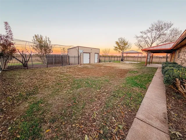 a view of a backyard