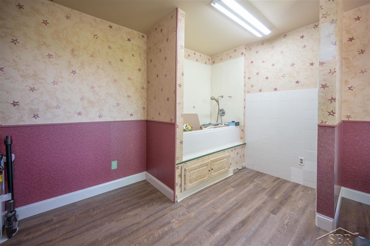 3175 South Meridian Road Merrill, MI 48637 - Photo 25 of 78 Room next to laundry dog bathtub