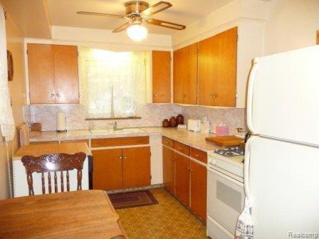 15621 Charles R Avenue Eastpointe, MI 48021 - Photo 5 of 16 Kitchen