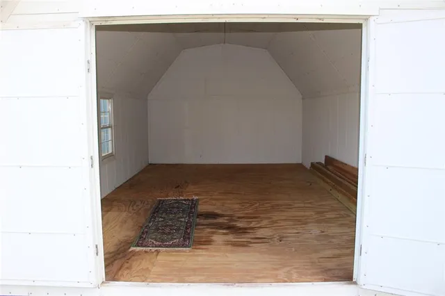 a view of a backyard