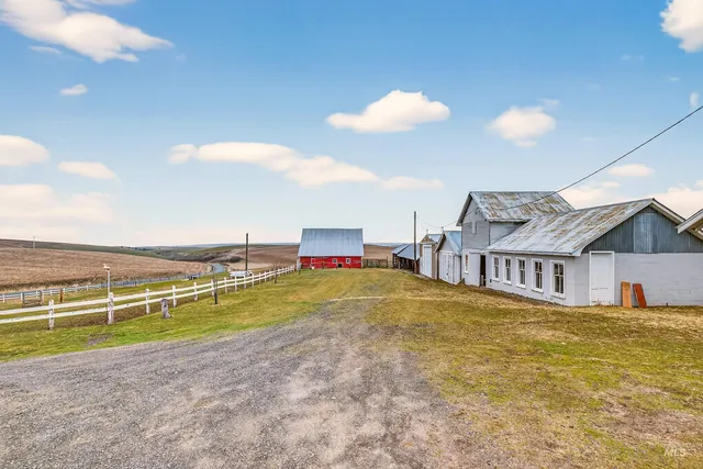 $749,000 | 33785 S Road, Kendrick, ID 83537