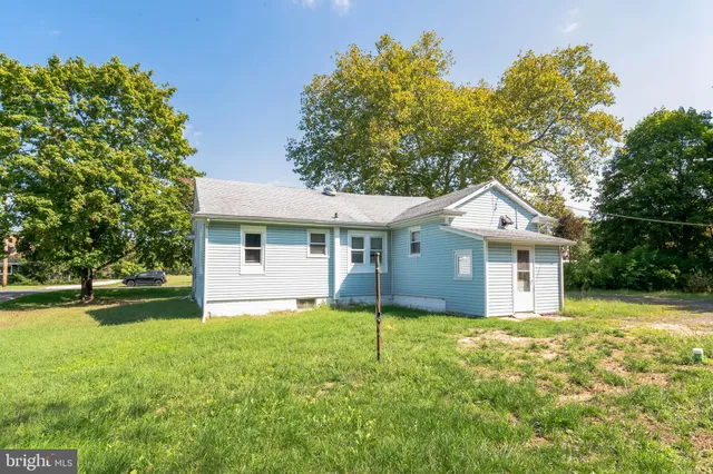 a view of a house with yard and tree s