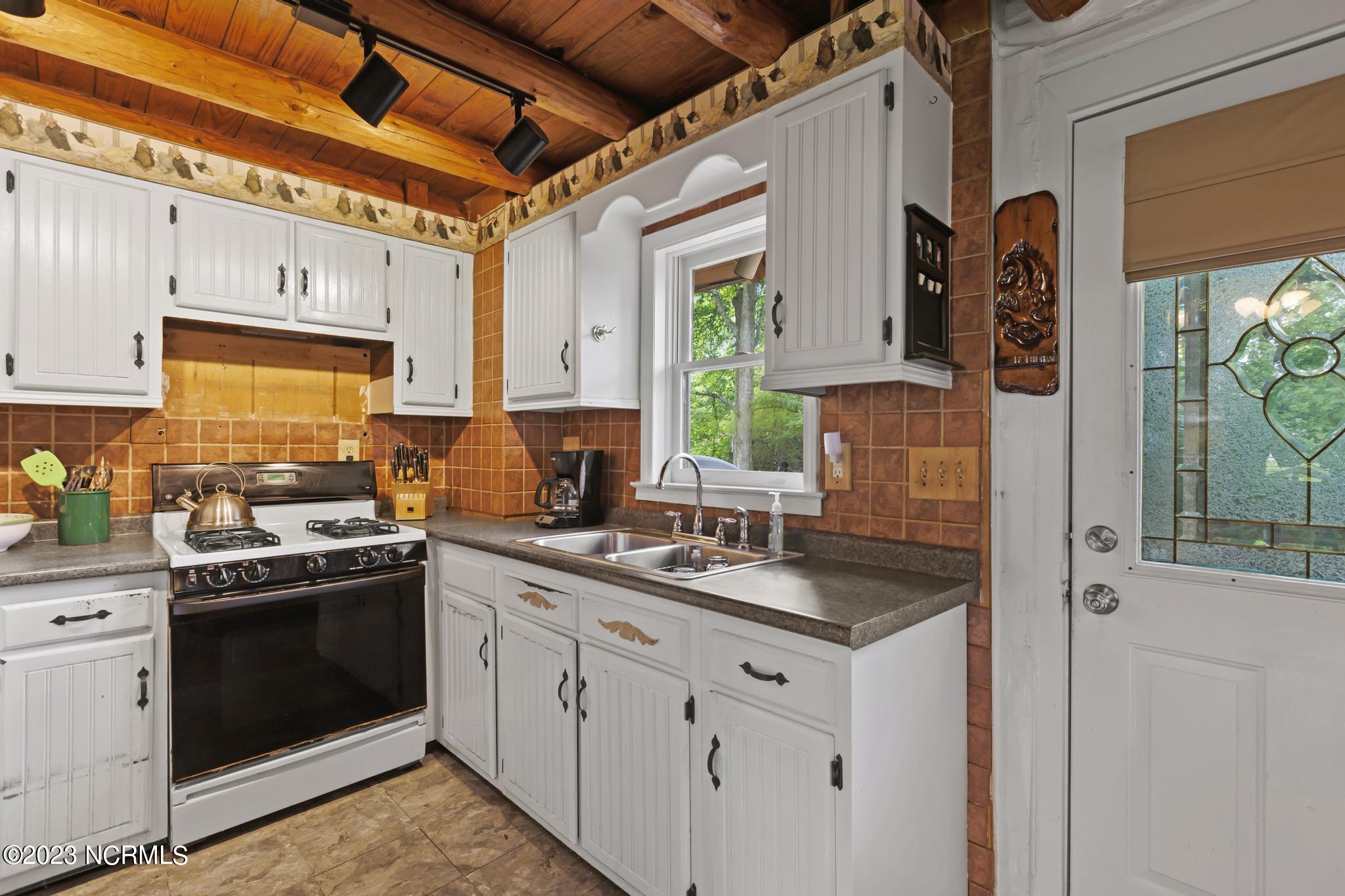 3724 Freedom Way Hubert, NC 28539 - Photo 8 of 23 3724 freedom way kitchen