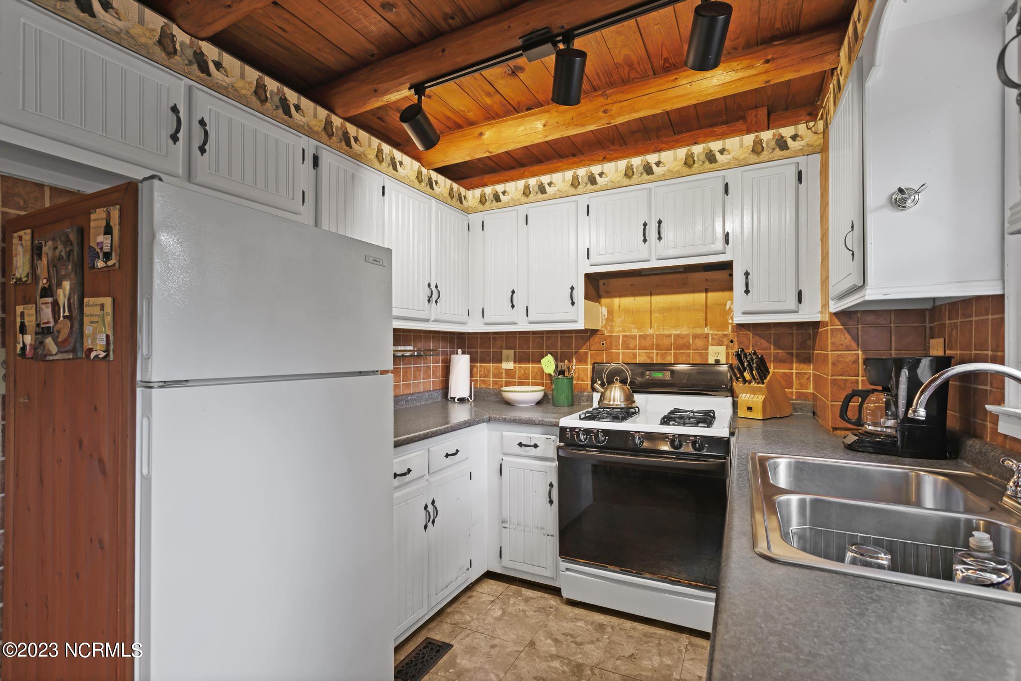 3724 Freedom Way Hubert, NC 28539 - Photo 9 of 23 3724 freedom way kitchen2