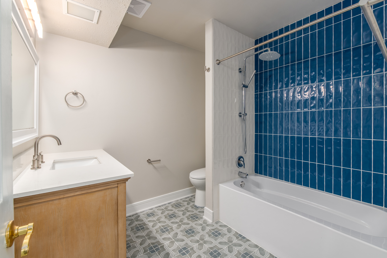 730 Circle Drive Roselle, IL 60172 - Photo 17 of 35 a bathroom with a bathtub and a sink