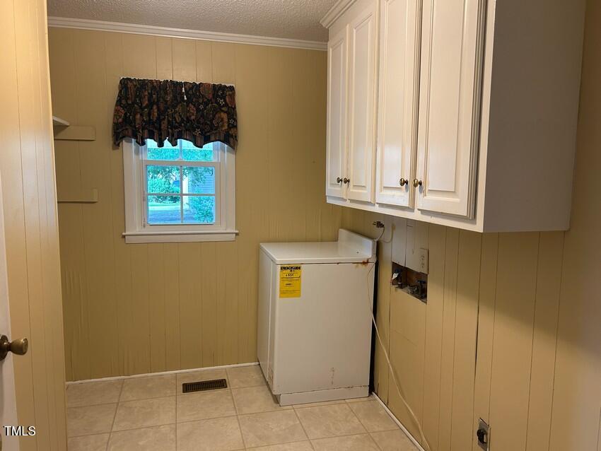 111 Colonial Drive Clinton, NC 28328 - Photo 16 of 21 a utility room with window washer and dryer