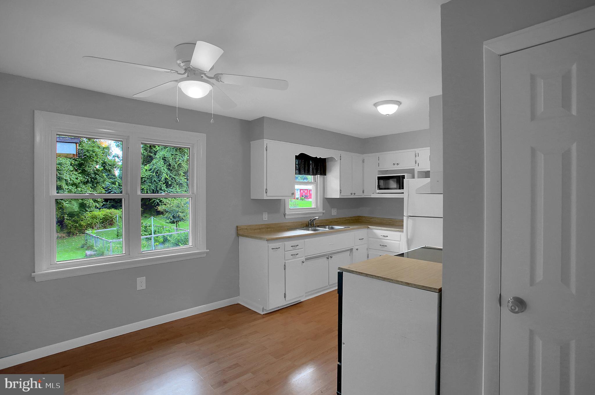 512 Ellencroft Road Lewisberry, PA 17339 - Photo 8 of 26 Eat-In Kitchen