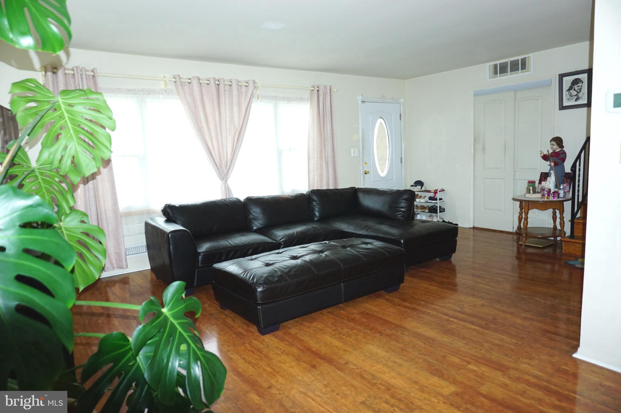 5904 Charnwood Road Baltimore, MD 21228 - Photo 4 of 20 Living room