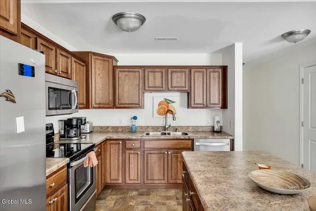 $315,000 | 202 Royale Court, North Greenbush, NY 12180