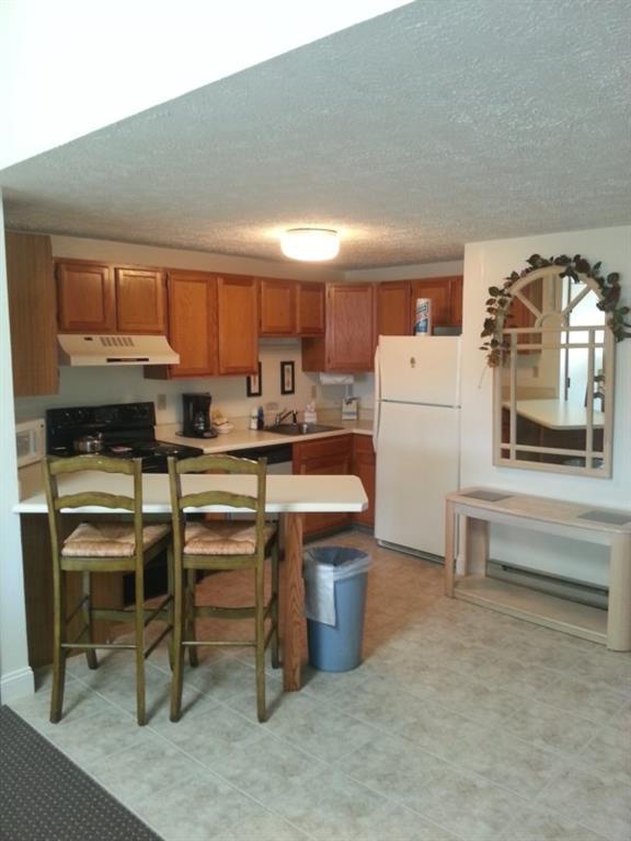1373 Post Wells, Unit 5E Wells, ME 04090 - Photo 3 of 6 Kitchen with Peninsula