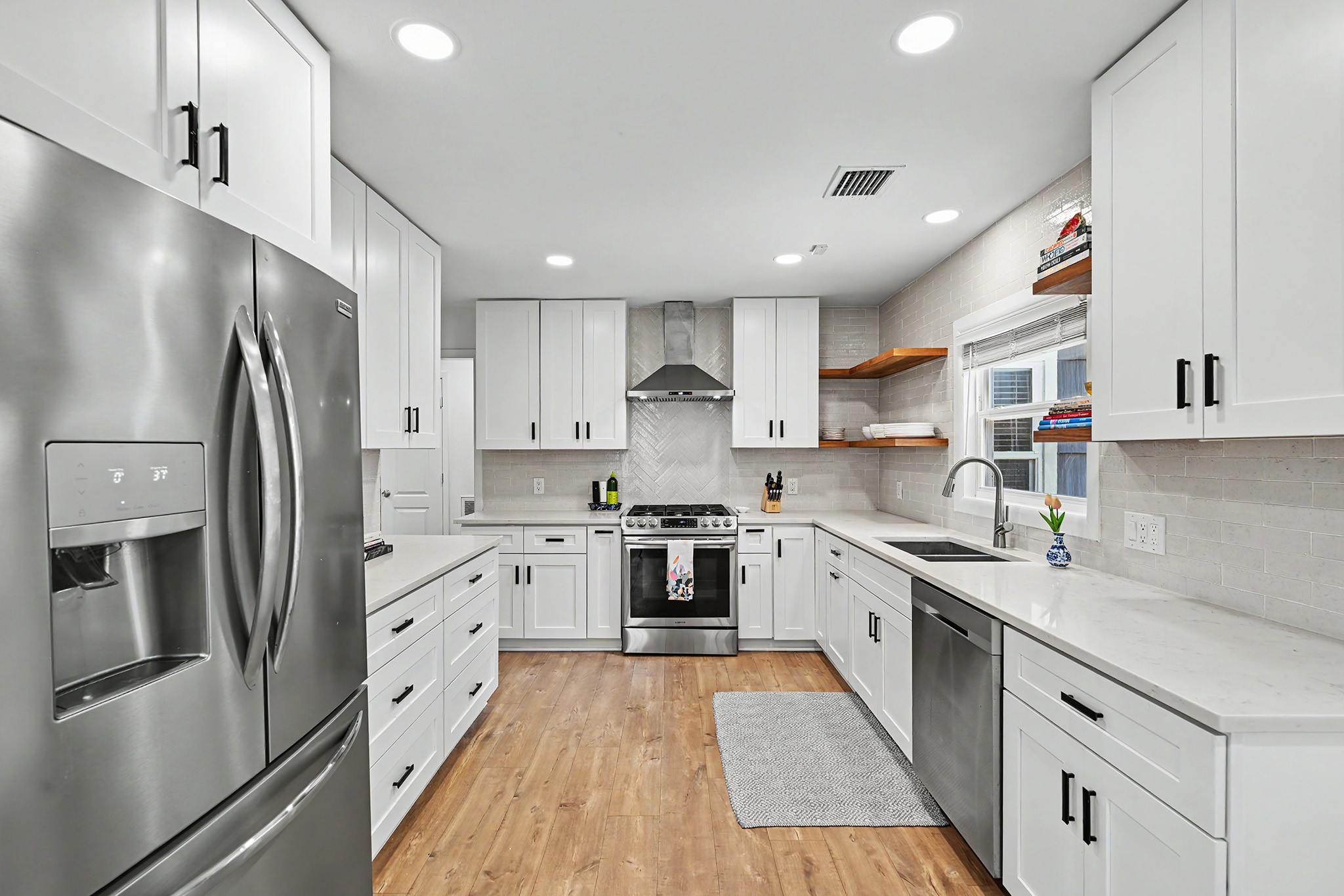 6223 Linton Road Houston, TX 77008 - Photo 11 of 30 Gourmet kitchen offers quartz counters, stainless steel appliances, soft close drawers/cabinets and pantry.