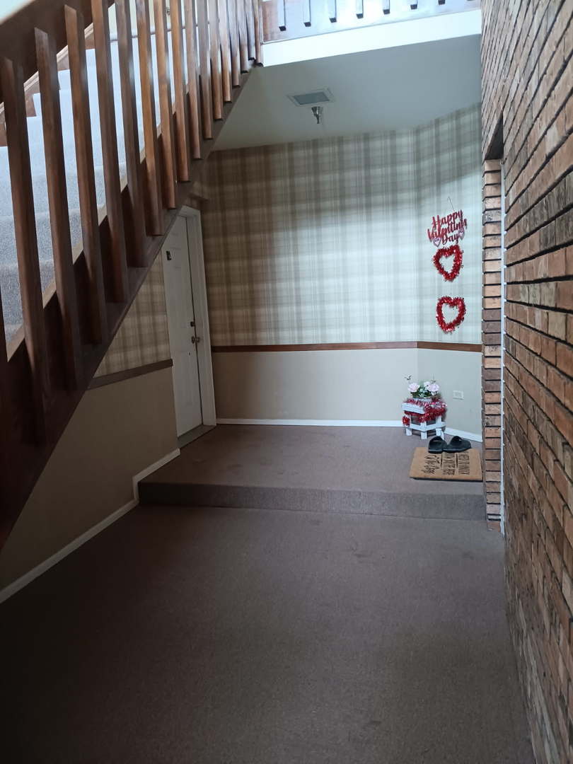 15 Creekside Circle, Unit B Elgin, IL 60123 - Photo 2 of 21