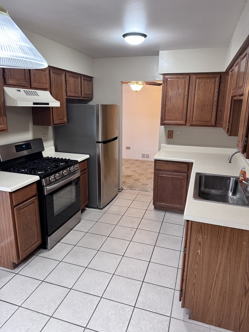 15 Creekside Circle, Unit B Elgin, IL 60123 - Photo 6 of 21