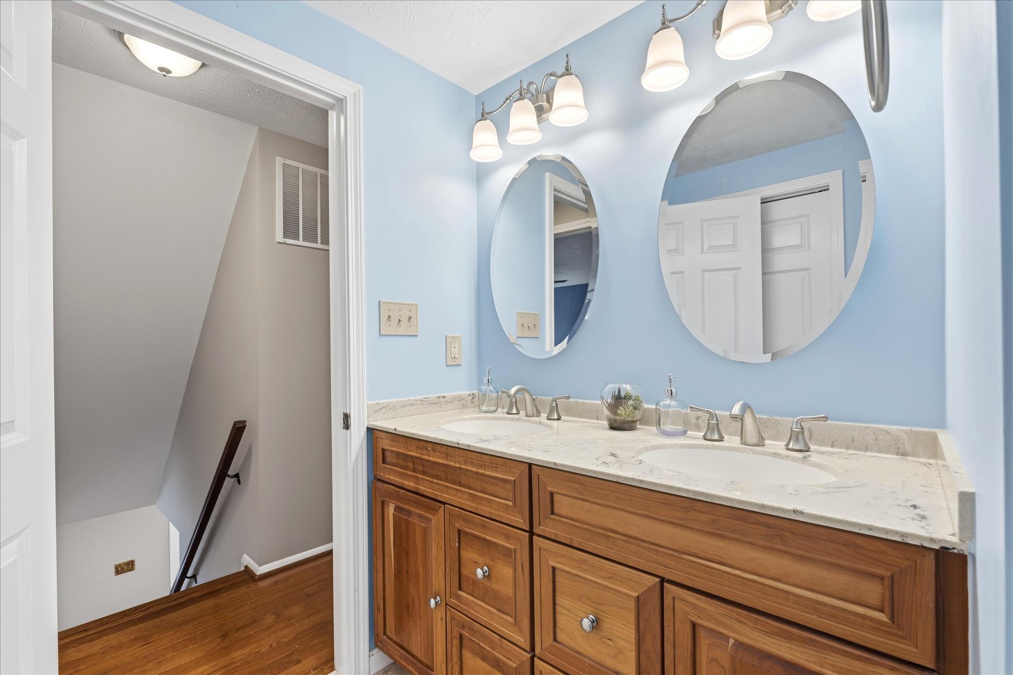 21917 Foxlair Road Gaithersburg, MD 20882 - Photo 30 of 49 upper level full bathroom