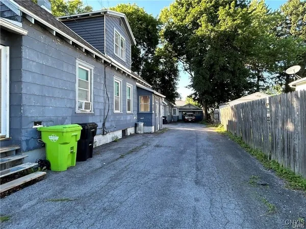 $259,900 | 106 Garden City Drive, Salina, NY 13211