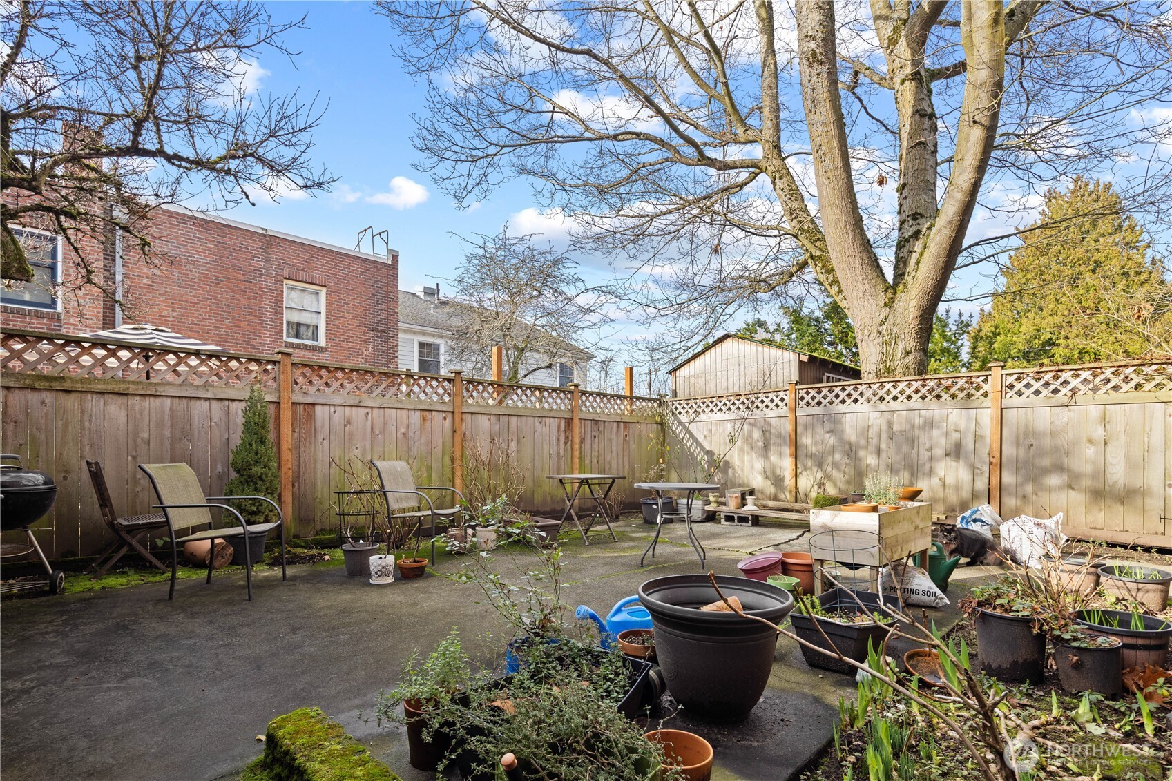 741 Federal Avenue East Seattle, WA 98102 - Photo 16 of 21 a view of a chairs and table in a backyard