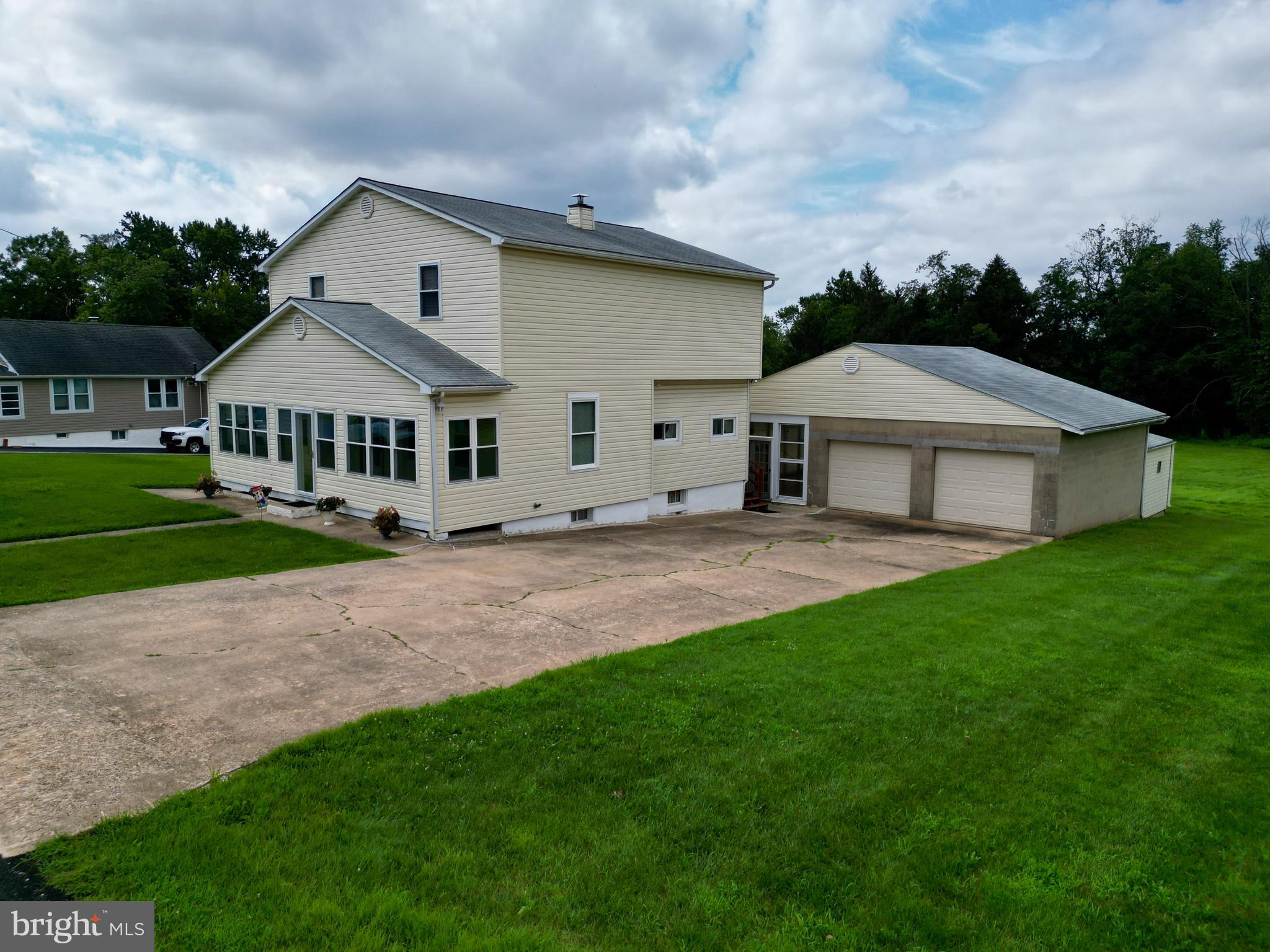 7848 Oakdale Avenue Rosedale, MD 21237 - Photo 38 of 46 a house with garden in front of it