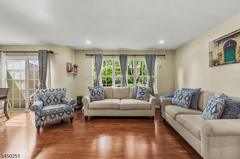262 Retta Court Piscataway, NJ 08854 - Photo 3 of 38 Gallery Image 3