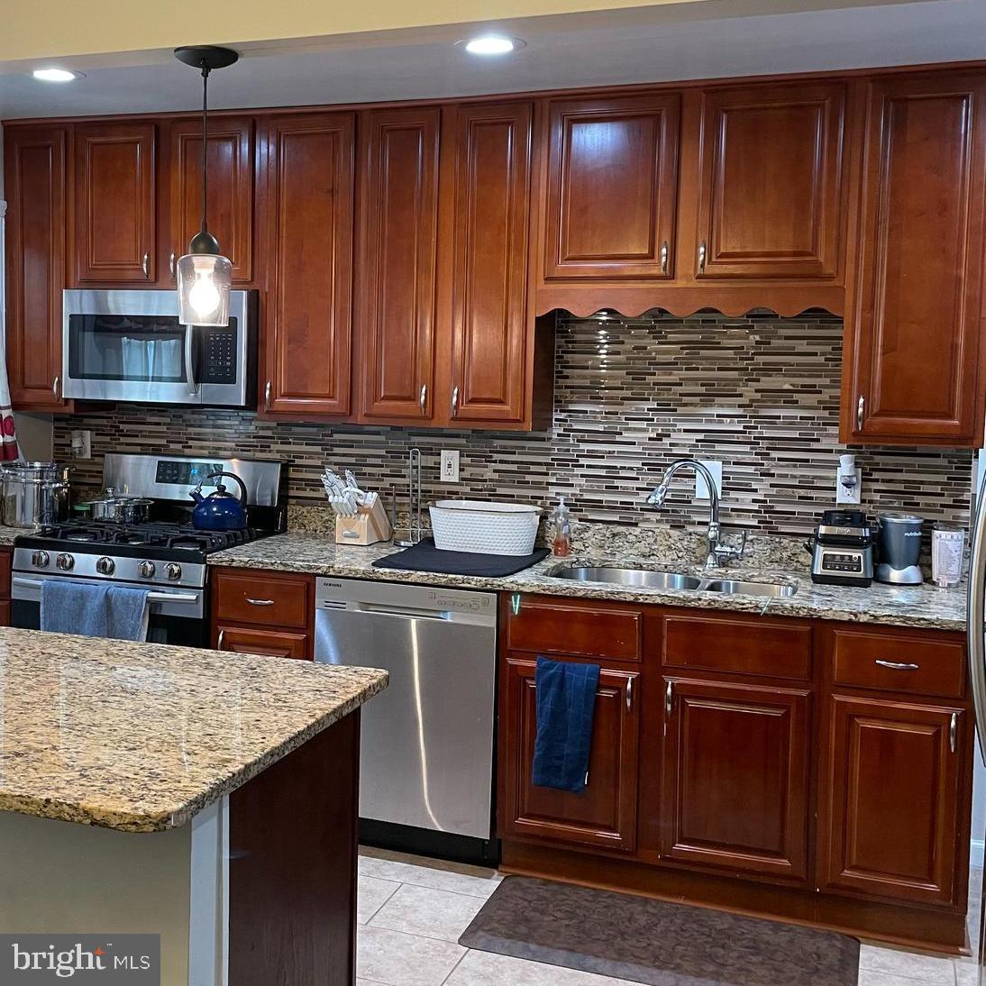 1239 Gleneagle Road Baltimore, MD 21239 - Photo 4 of 10 KITCHEN