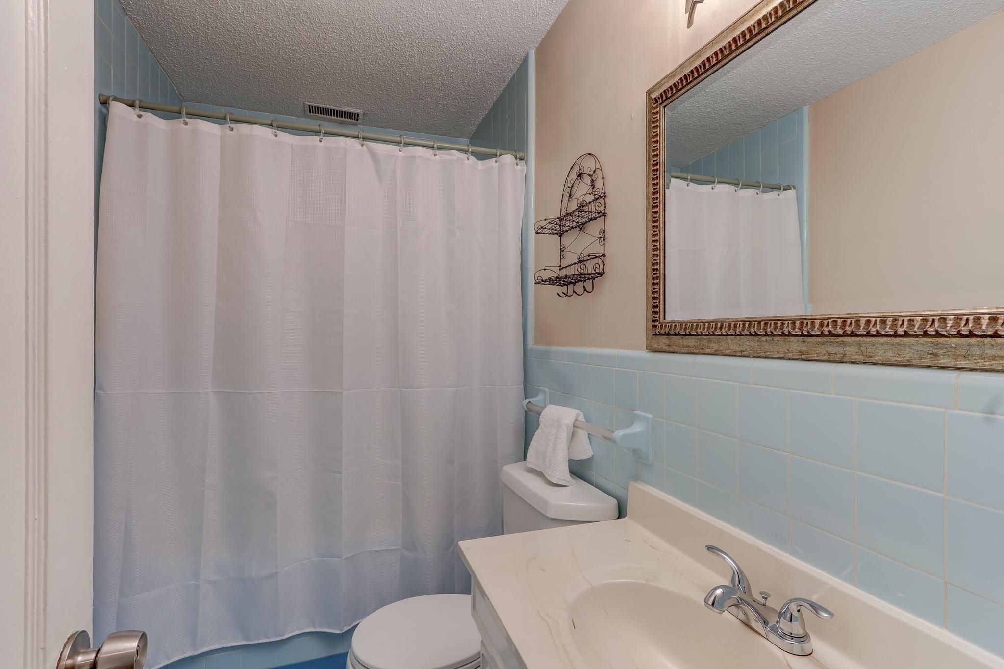 1524 Flamingo Road Memphis, TN 38117 - Photo 15 of 20 a bathroom with a sink and a mirror