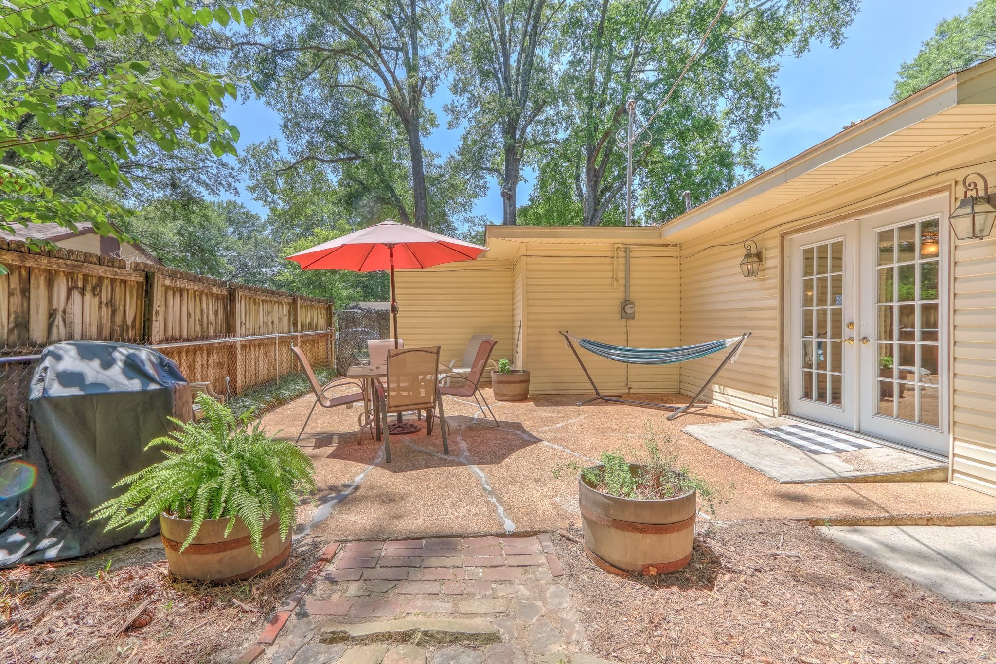 1524 Flamingo Road Memphis, TN 38117 - Photo 16 of 20 a patio with table and chairs