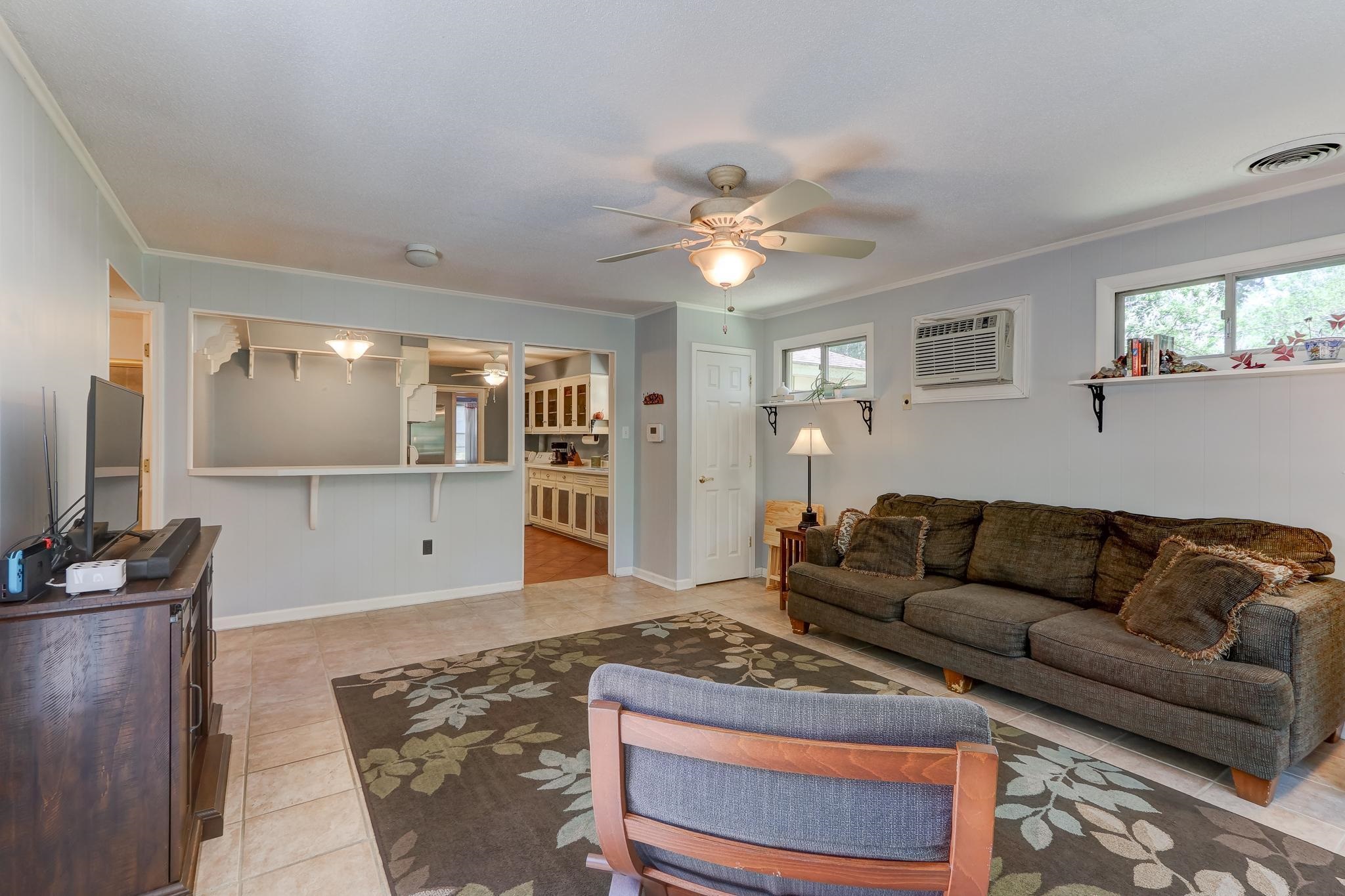 1524 Flamingo Road Memphis, TN 38117 - Photo 9 of 20 a living room with furniture and a flat screen tv