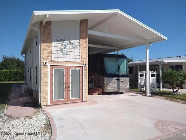 a view of a house with porch