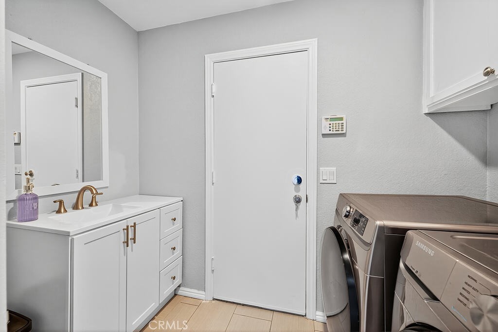 68830 Jarana Road Cathedral City, CA 92234 - Photo 20 of 28 a utility room with dryer and washer