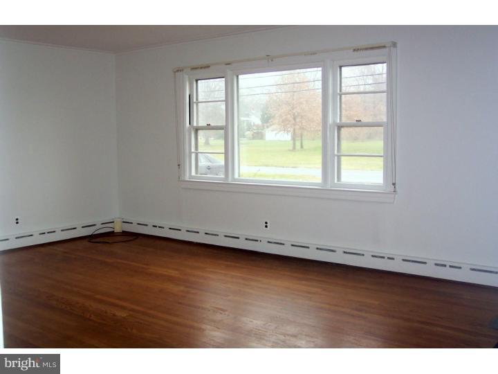 188 Ellisdale Road Allentown, NJ 08501 - Photo 2 of 12 Living Room