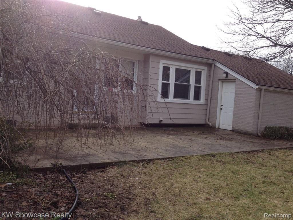 1653 East Maple Road Birmingham, MI 48009 - Photo 3 of 15 Great Yard to Entertain