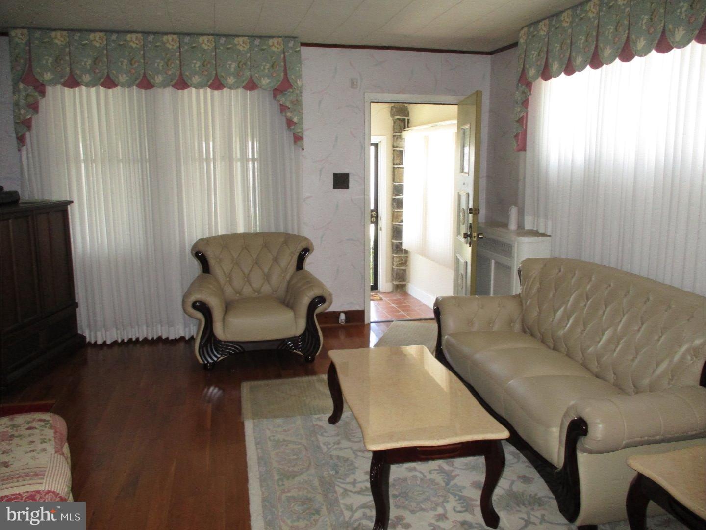530 Laurel Road Yeadon, PA 19050 - Photo 14 of 25 Living Room