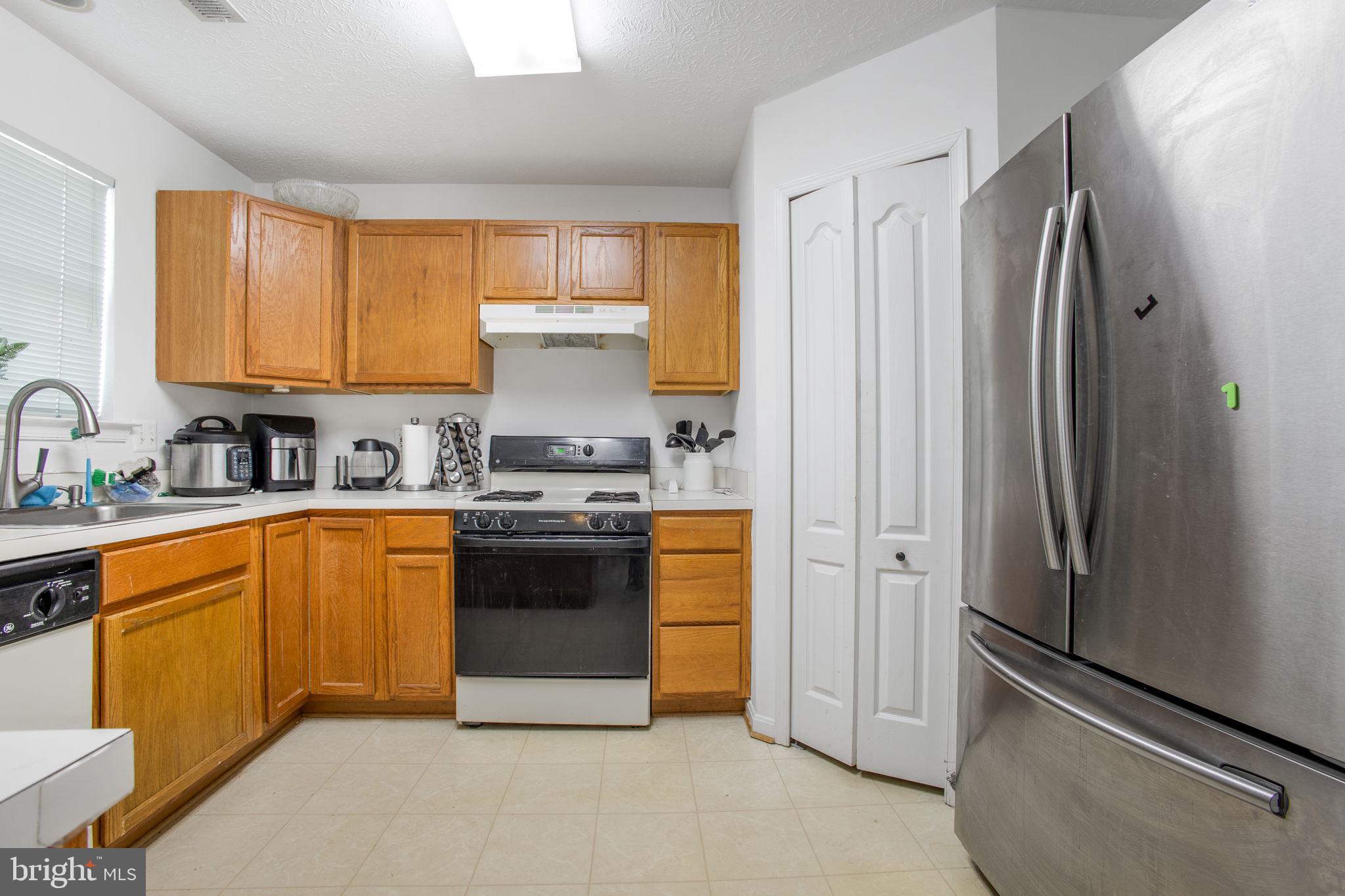 9820 Berrywood Court Bowie, MD 20721 - Photo 40 of 43 a kitchen with stainless steel appliances granite countertop a refrigerator and a sink