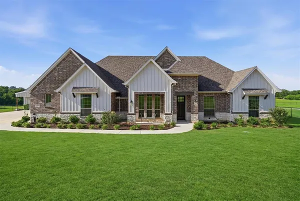 $700,000 | 917 County Road 2175, Decatur, TX 76234