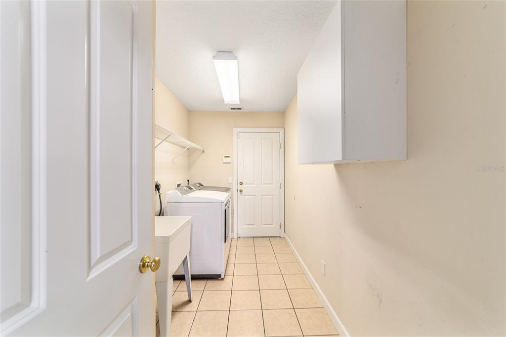 9611 Southwest 45th Avenue Ocala, FL 34476 - Photo 37 of 56 a bathroom with a sink a toilet and a mirror