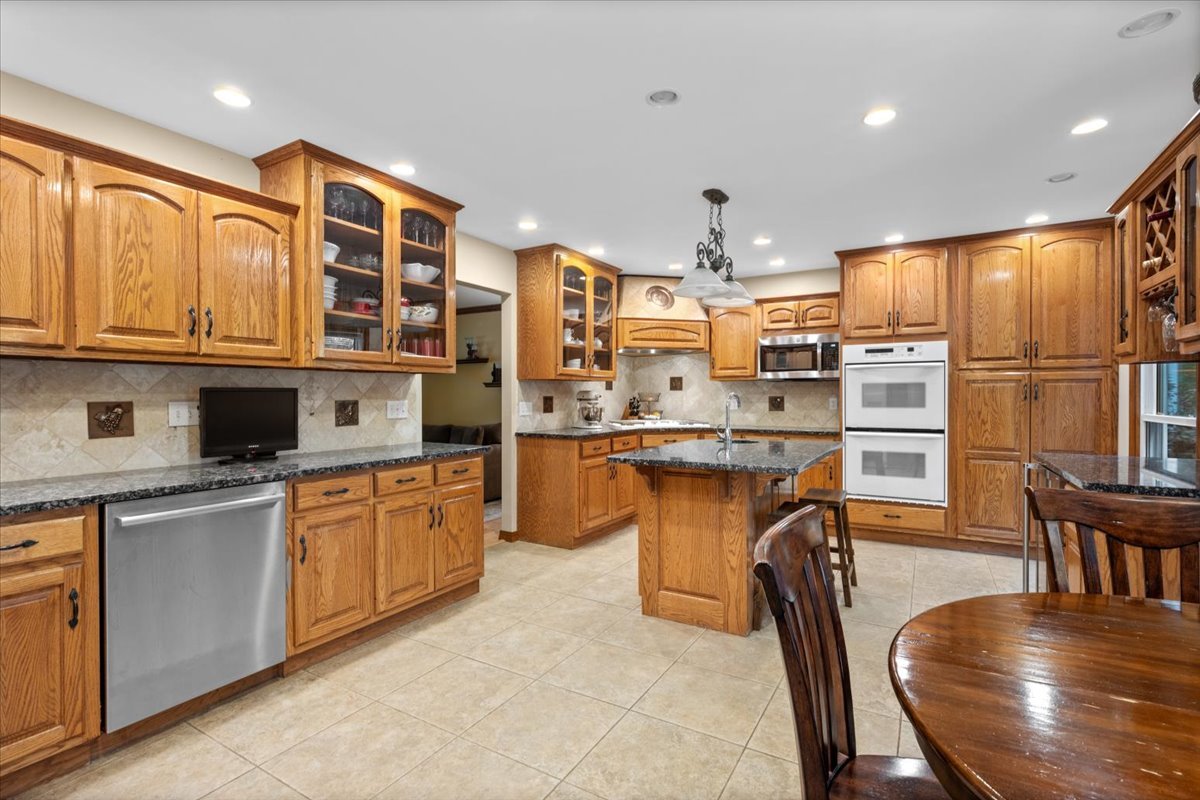 313 Carriage Hill Road Naperville, IL 60565 - Photo 11 of 32 Gallery Image 11