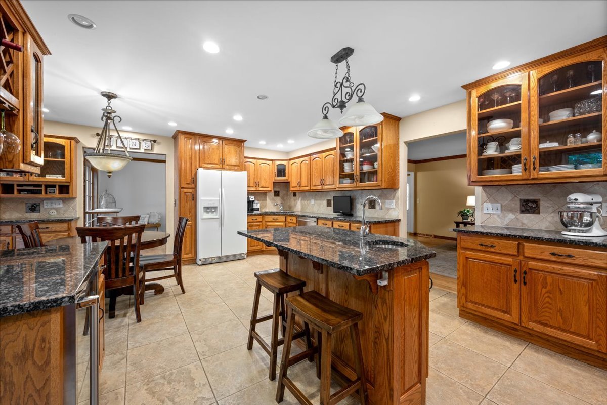 313 Carriage Hill Road Naperville, IL 60565 - Photo 12 of 32 Gallery Image 12