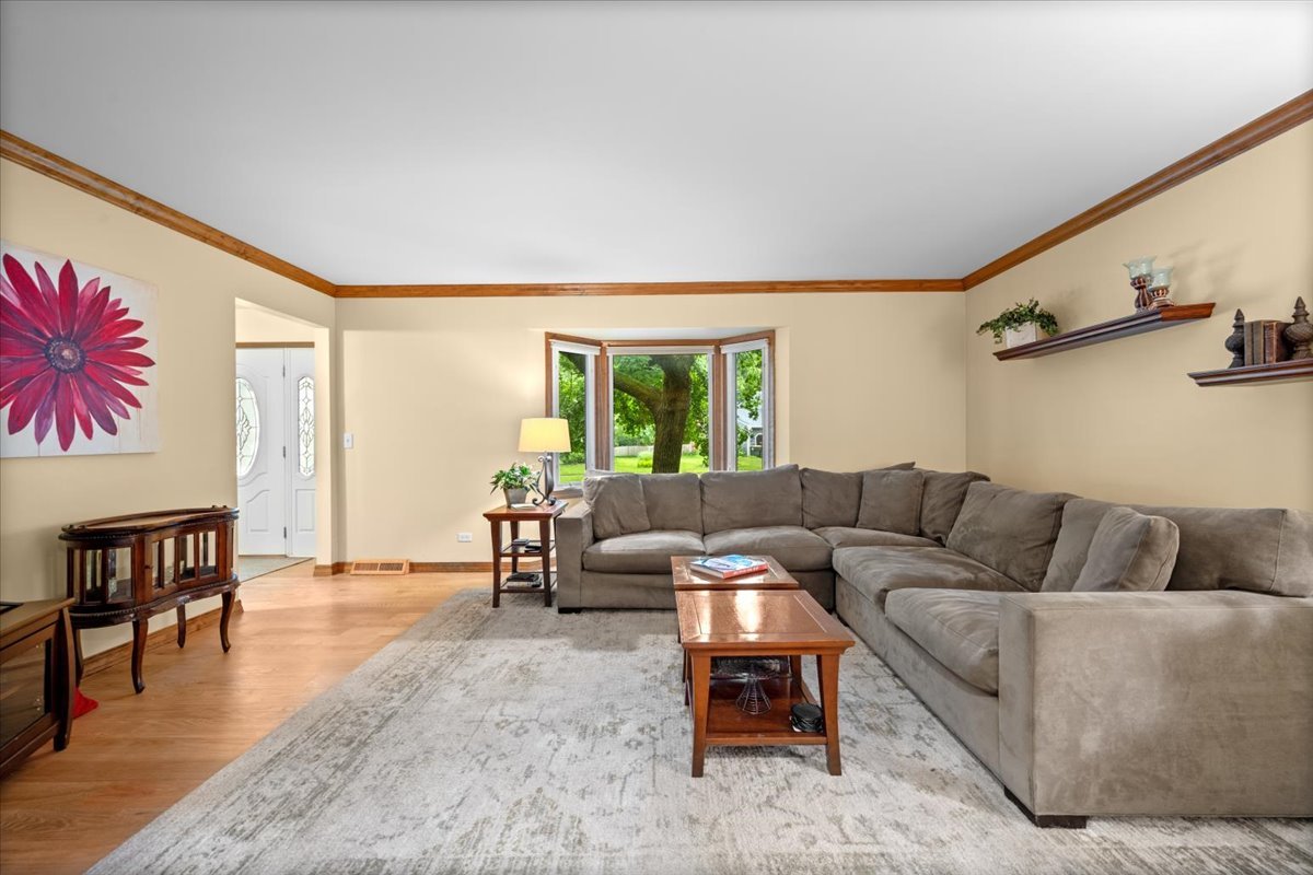 313 Carriage Hill Road Naperville, IL 60565 - Photo 6 of 32 Gallery Image 6