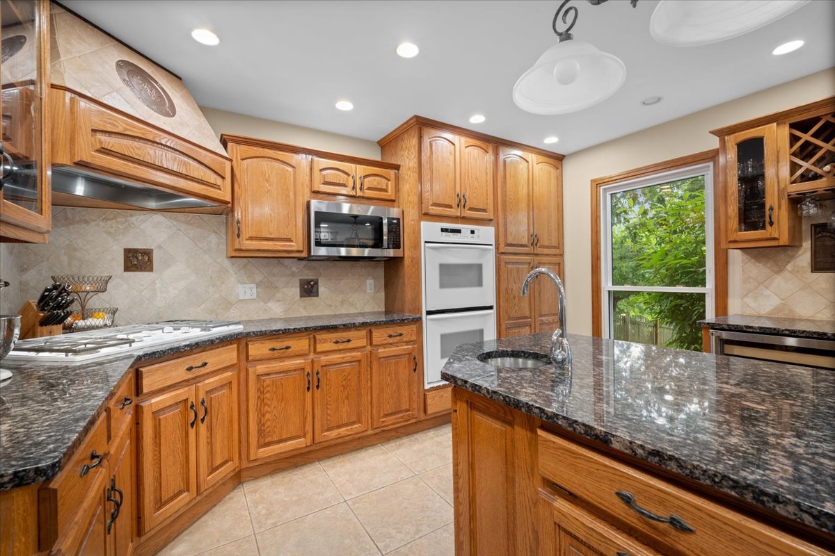 313 Carriage Hill Road Naperville, IL 60565 - Photo 10 of 32 Gallery Image 10