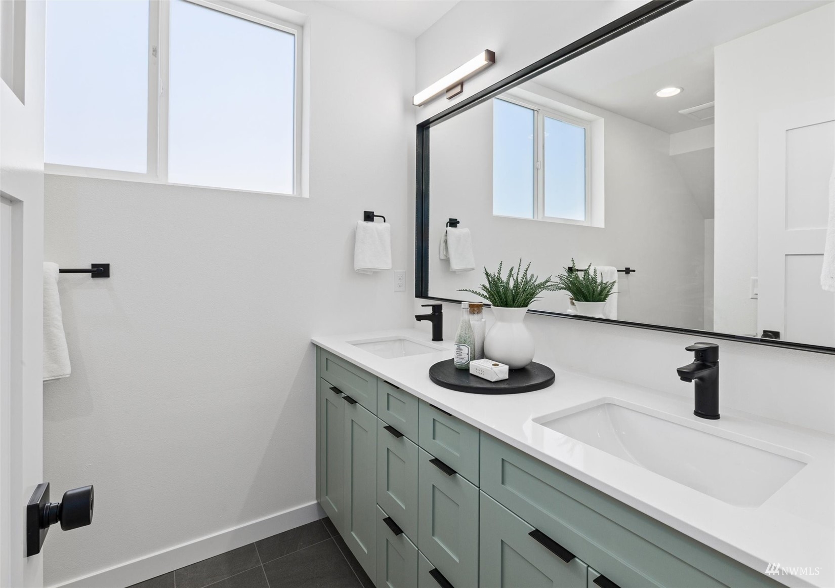 3675 Interlake Avenue North Seattle, WA 98103 - Photo 20 of 28 Gallery Image 20