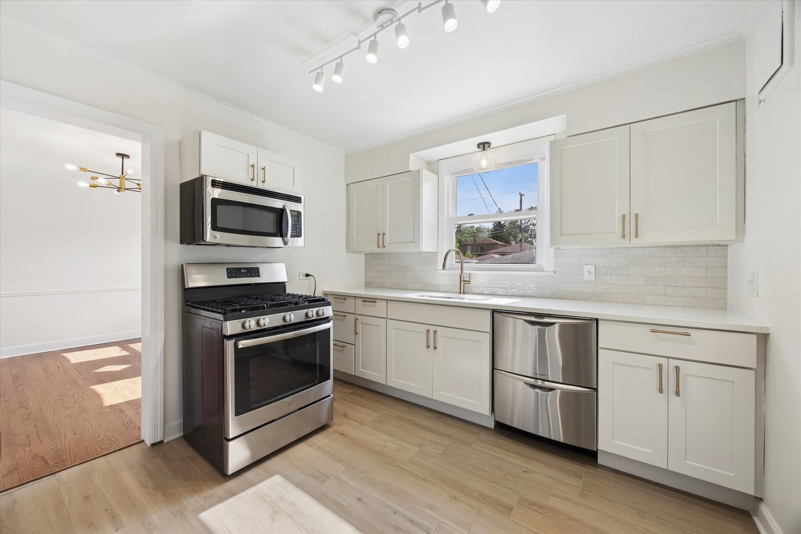 10141 South Rhodes Avenue Chicago, IL 60628 - Photo 4 of 19