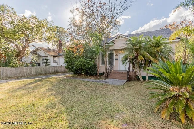 a view of a yard in front of a house