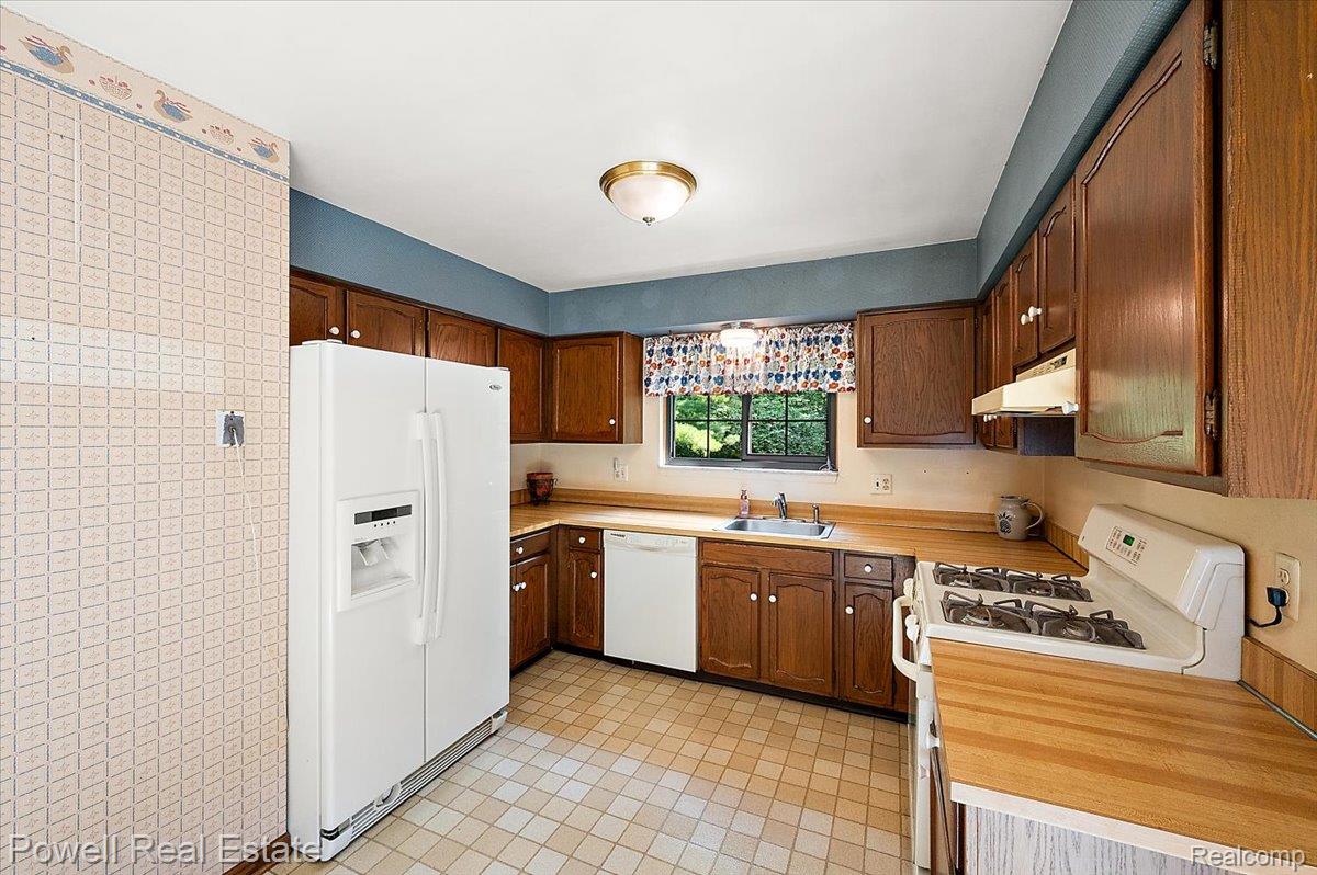 1938 Allenway Court Rochester, MI 48309 - Photo 15 of 39 Kitchen comes complete with all white appliances! (1 of 2)
