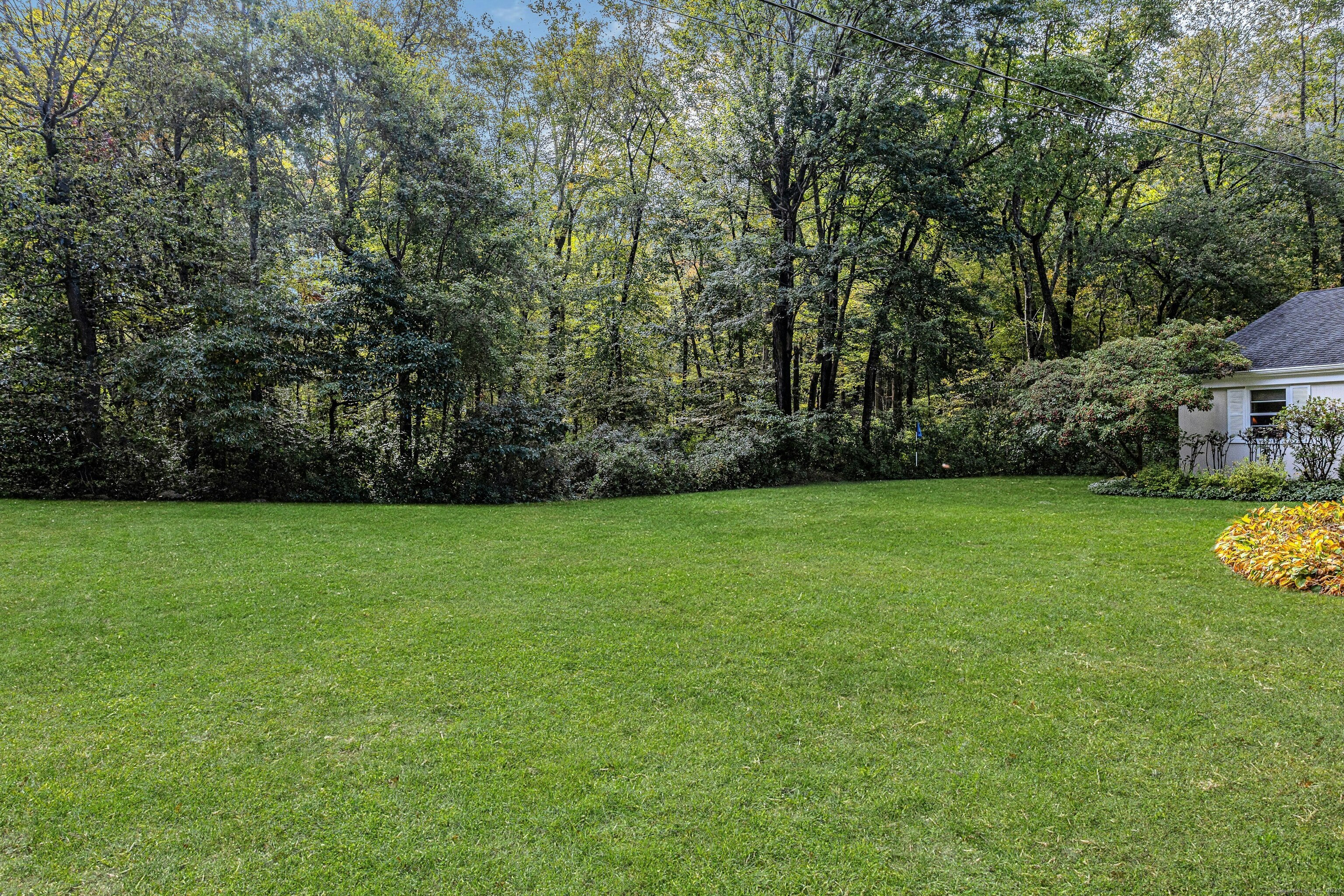 261 Linden Tree Road Wilton, CT 06897 - Photo 26 of 27 a view of a garden and basketball court