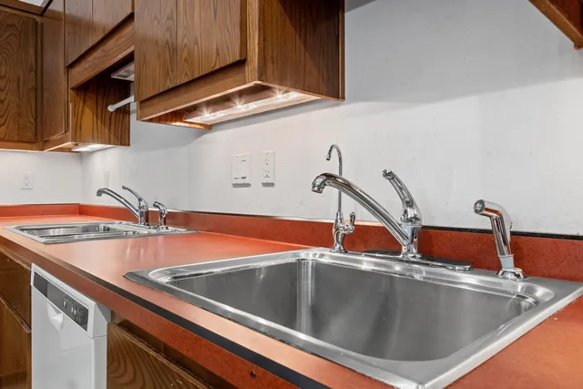 $1,385,000 | 3629 Creekview Road, De Pere, WI 54115