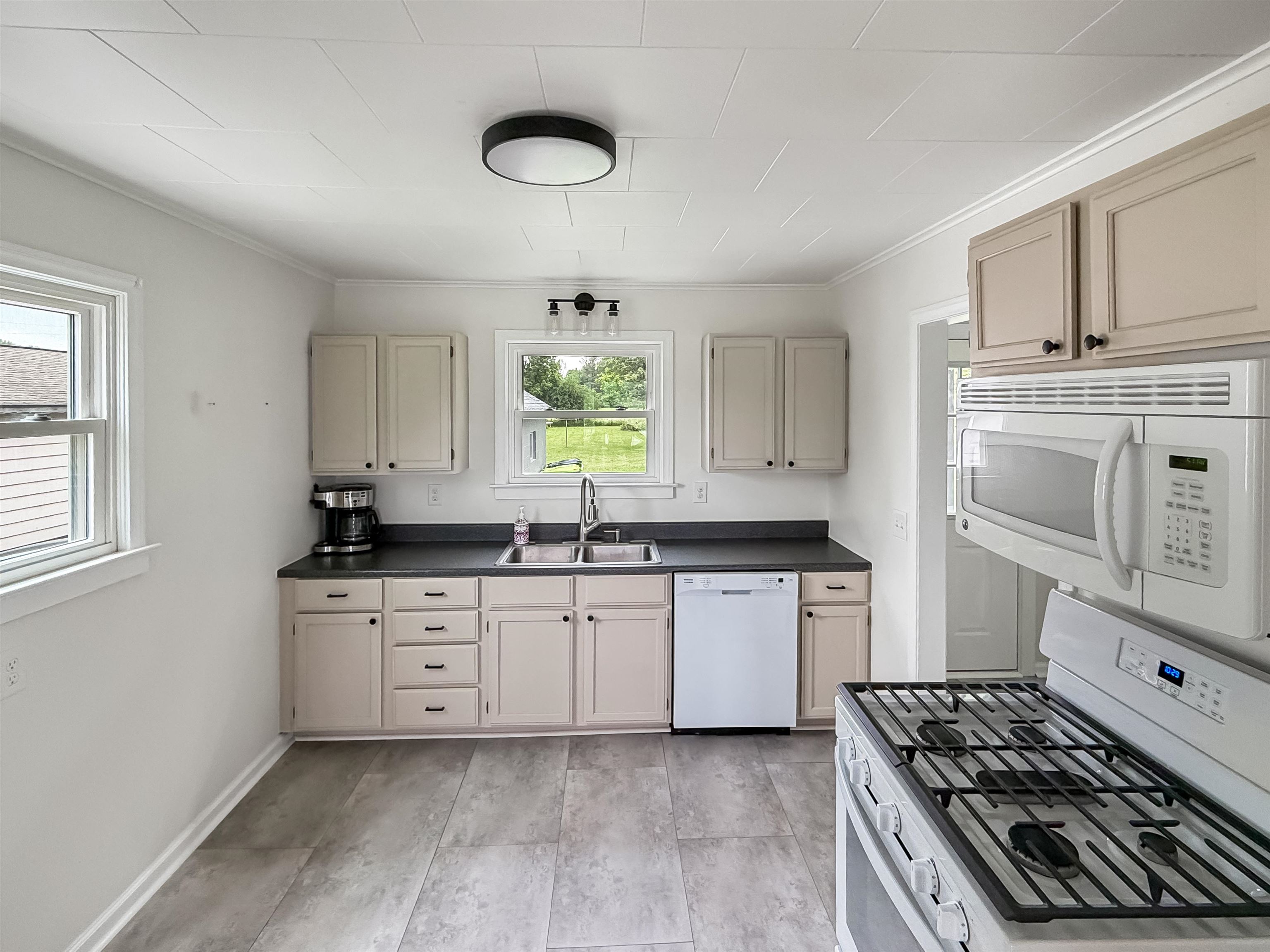 2201 West Midland Road Auburn, MI 48611 - Photo 7 of 21