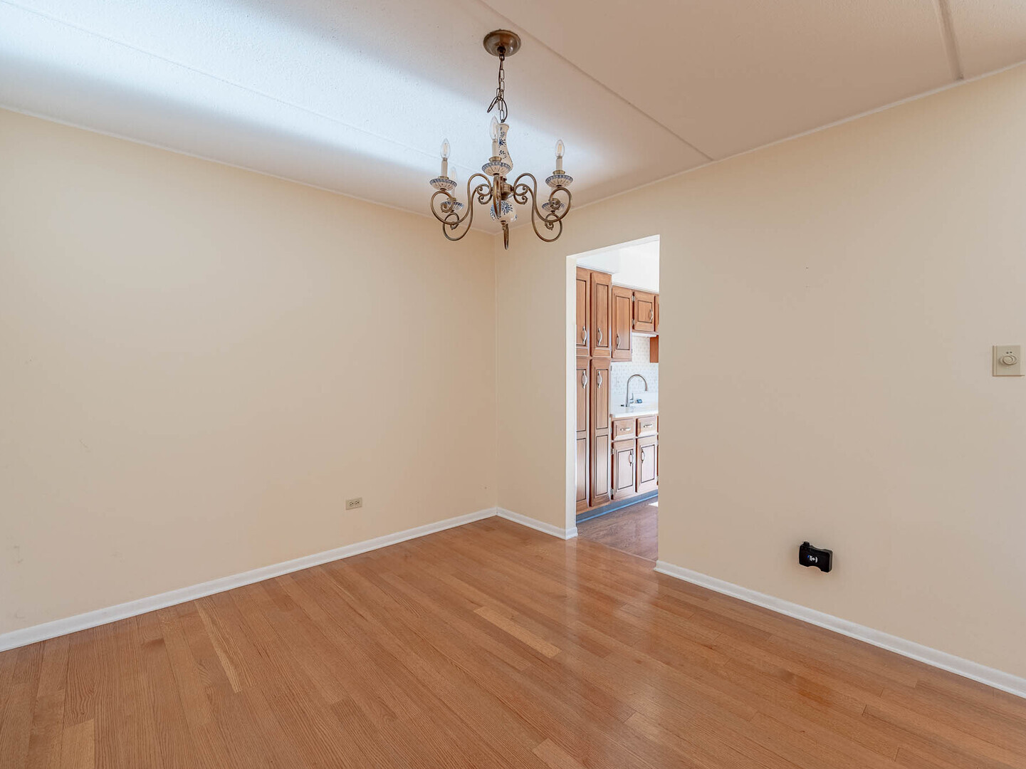 5818 Wolf Road, Unit 1A Western Springs, IL 60558 - Photo 4 of 14 a view of an empty room with a window