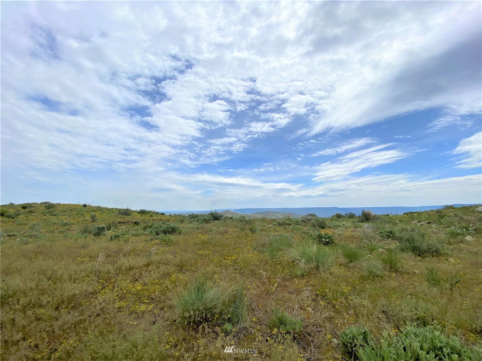 0 Sky Ridge Road Pateros, WA 98846 - Photo 14 of 39 a view of a field with an ocean