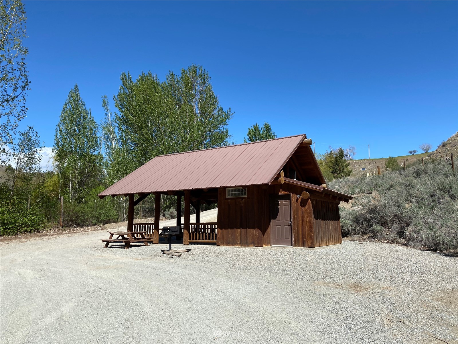 0 Sky Ridge Road Pateros, WA 98846 - Photo 35 of 39 a view of a house with sitting area and furniture